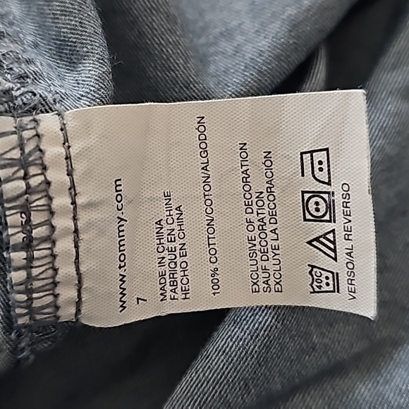 Tommy Hilfiger. Boy's Long Sleeve Denim Button Down Shirt. Blue. Size 7. - Picture 6 of 6